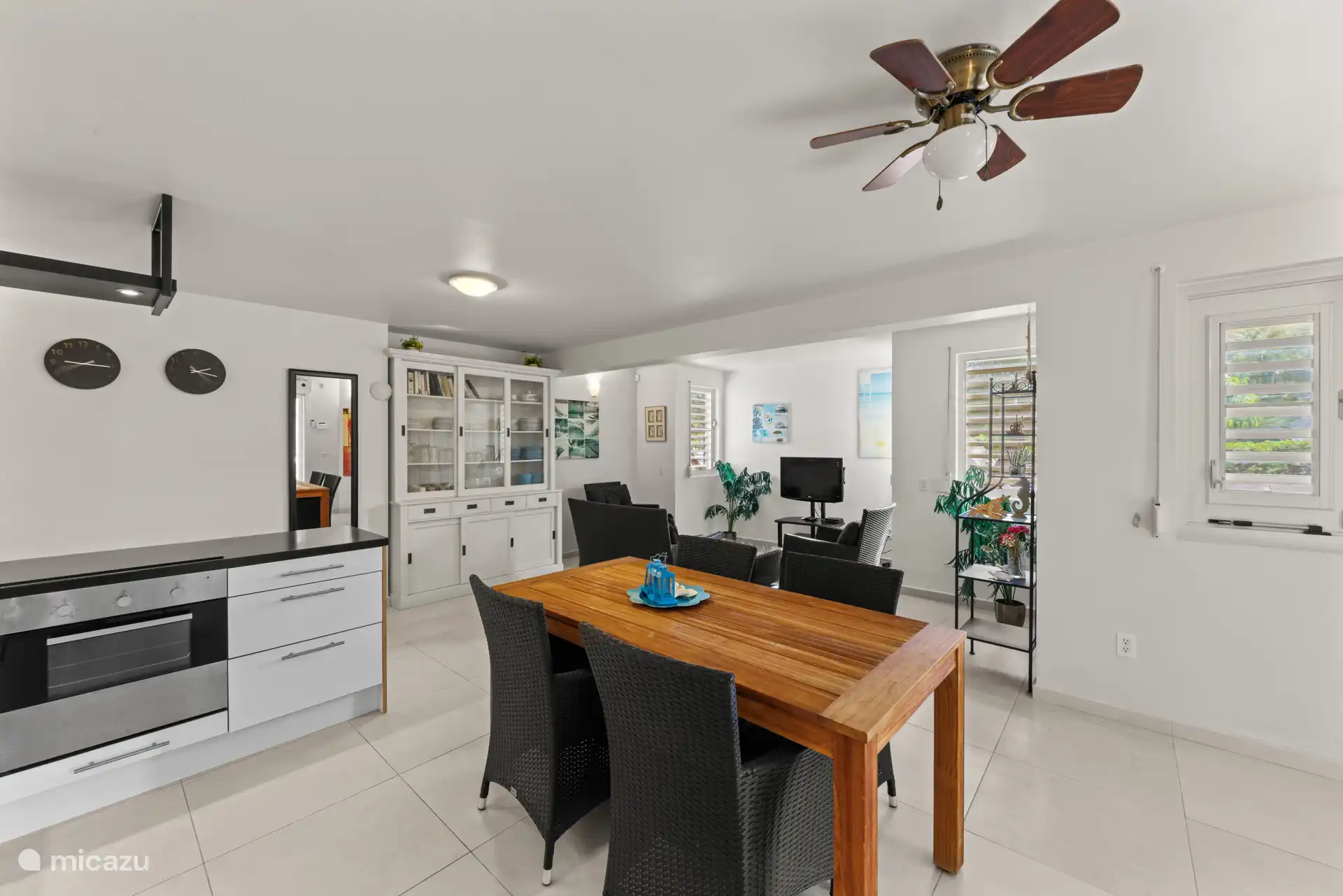 Keuken met eettafel.