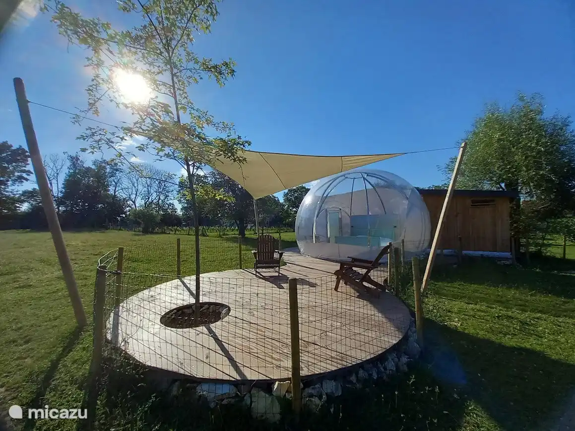 Het privé terras ligt middenin de alpacawei.