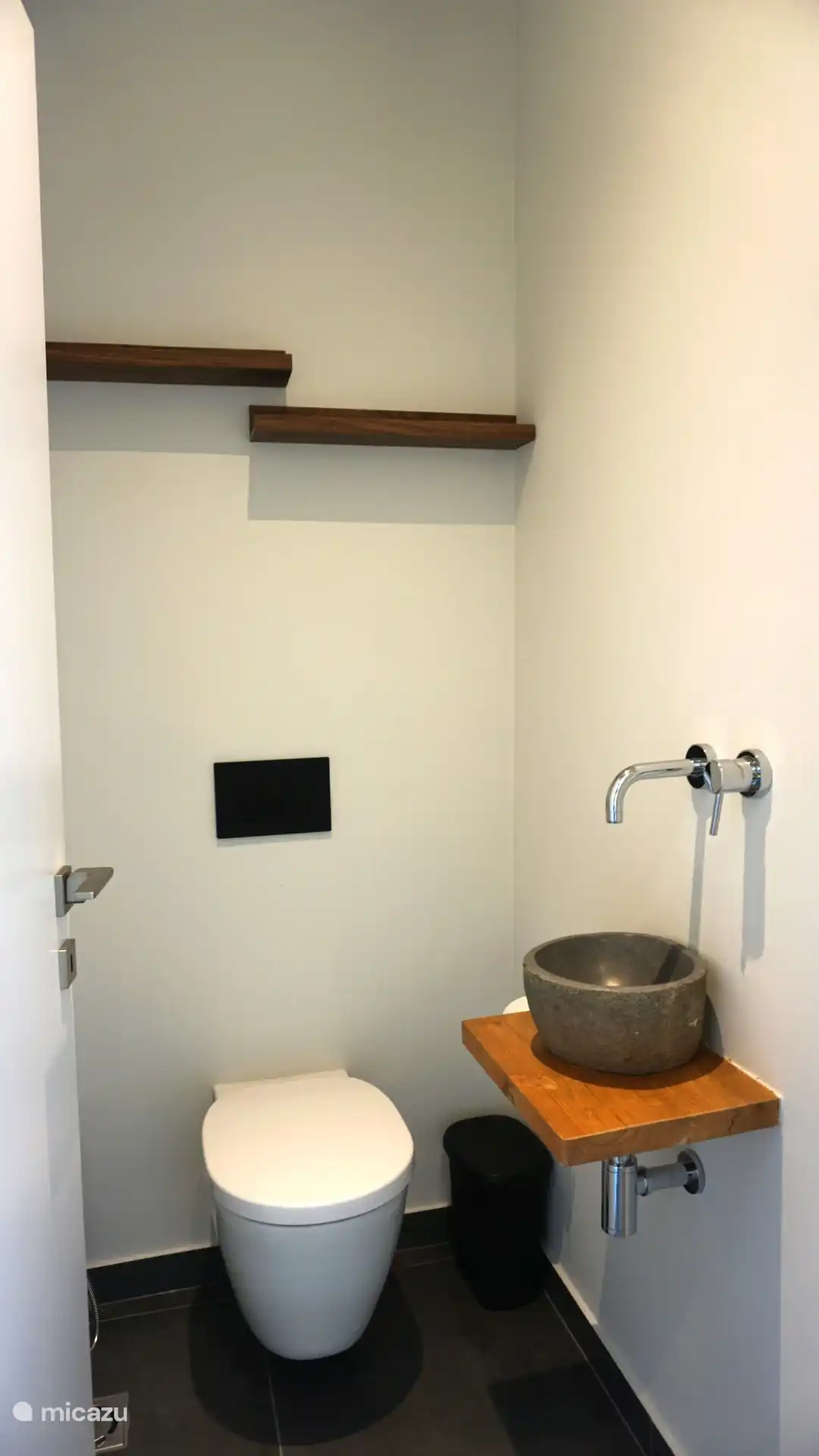 Die obere Toilette neben dem Hauptschlafzimmer angrenzend 