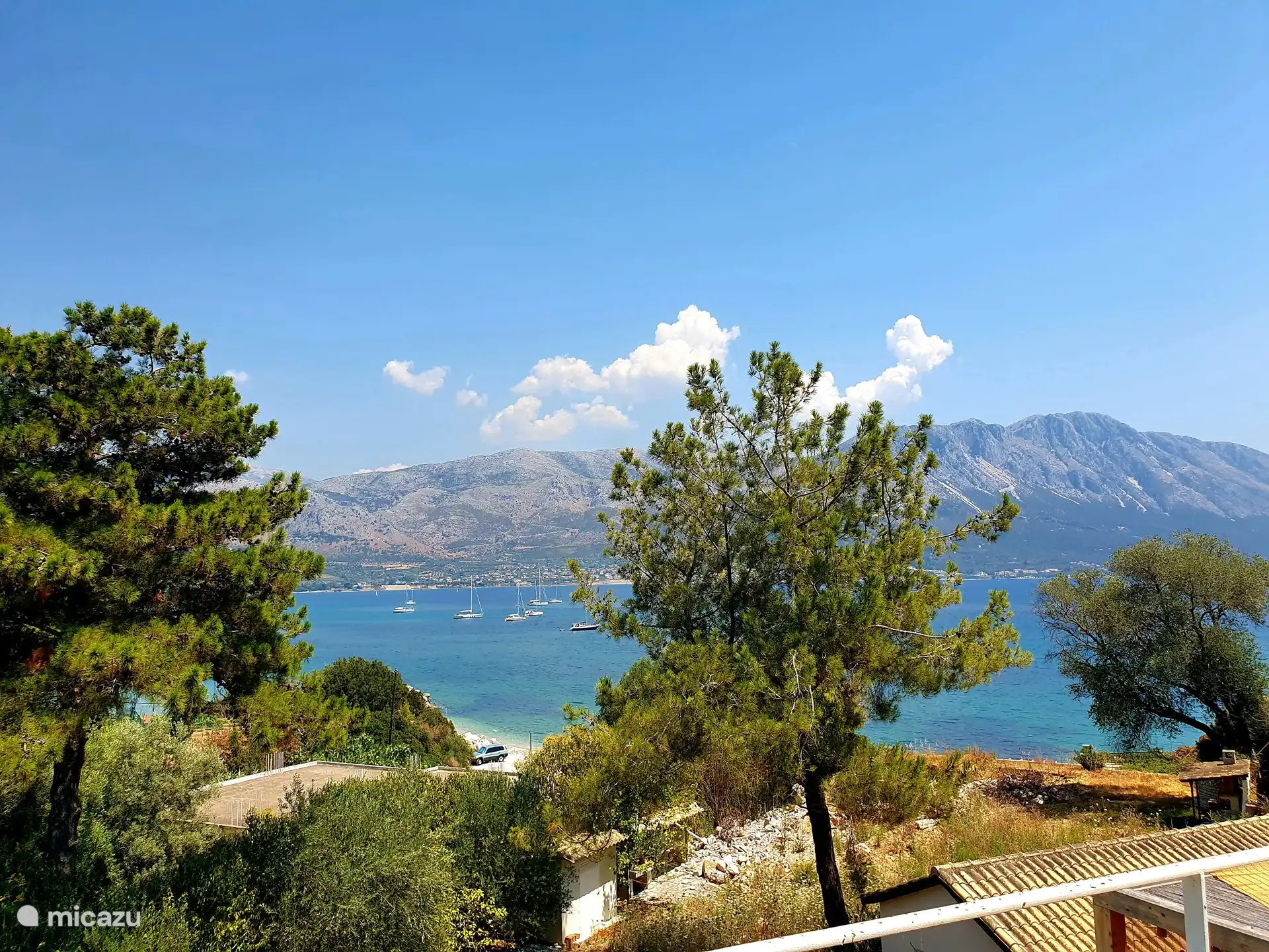 Blick auf Segelboote in der Bucht
