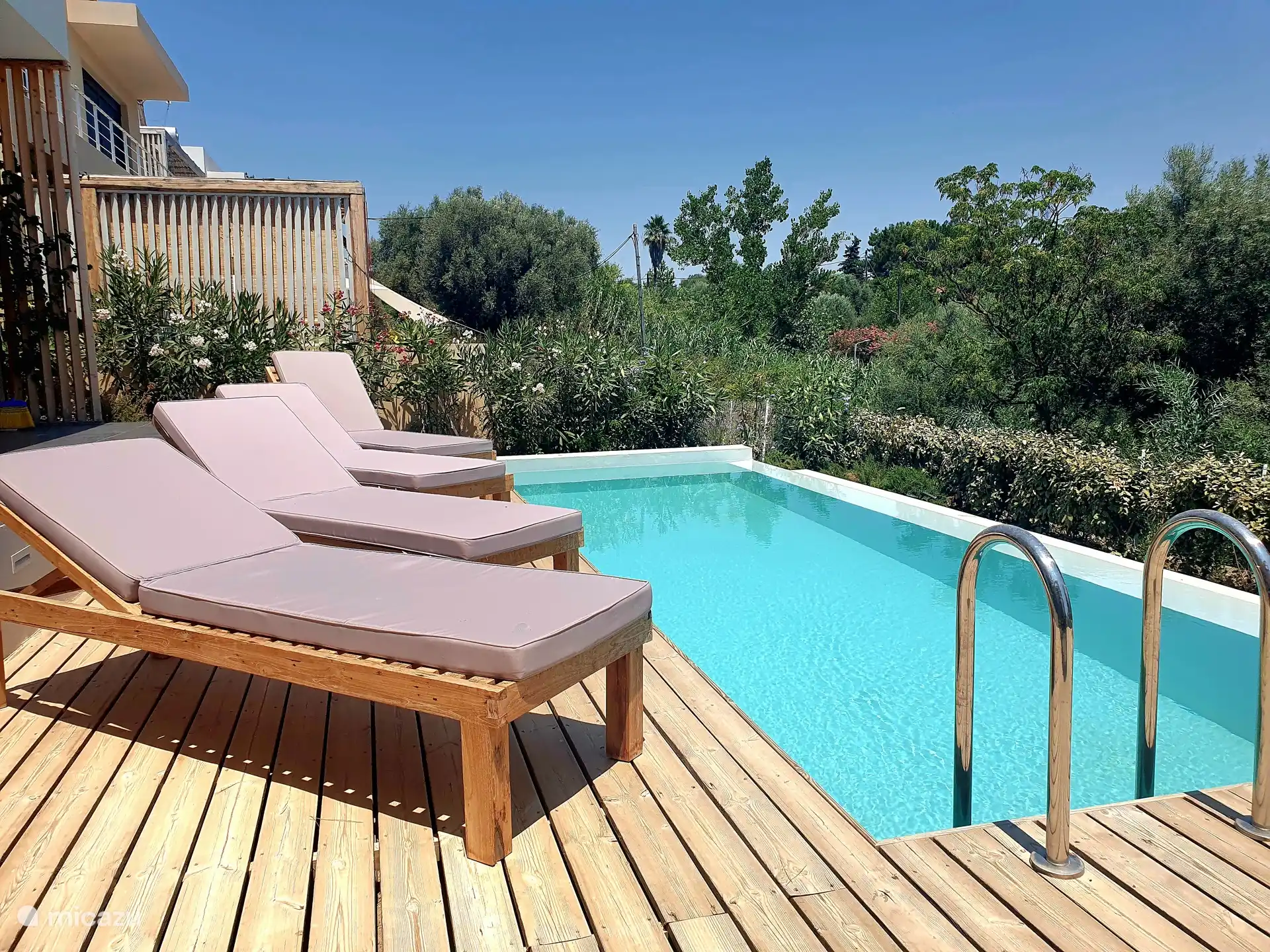 Becken und Sonnenbänken