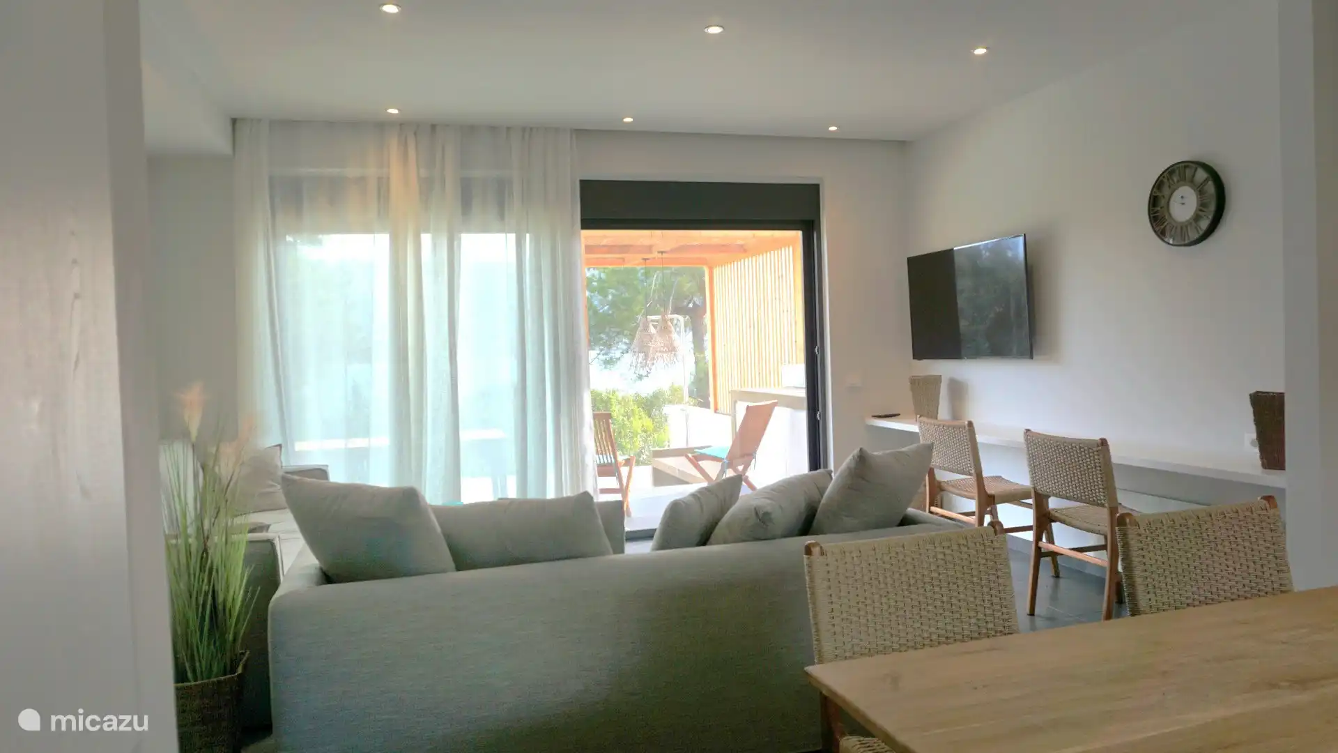 Wohnzimmer und Küche mit offenem Grundriss 