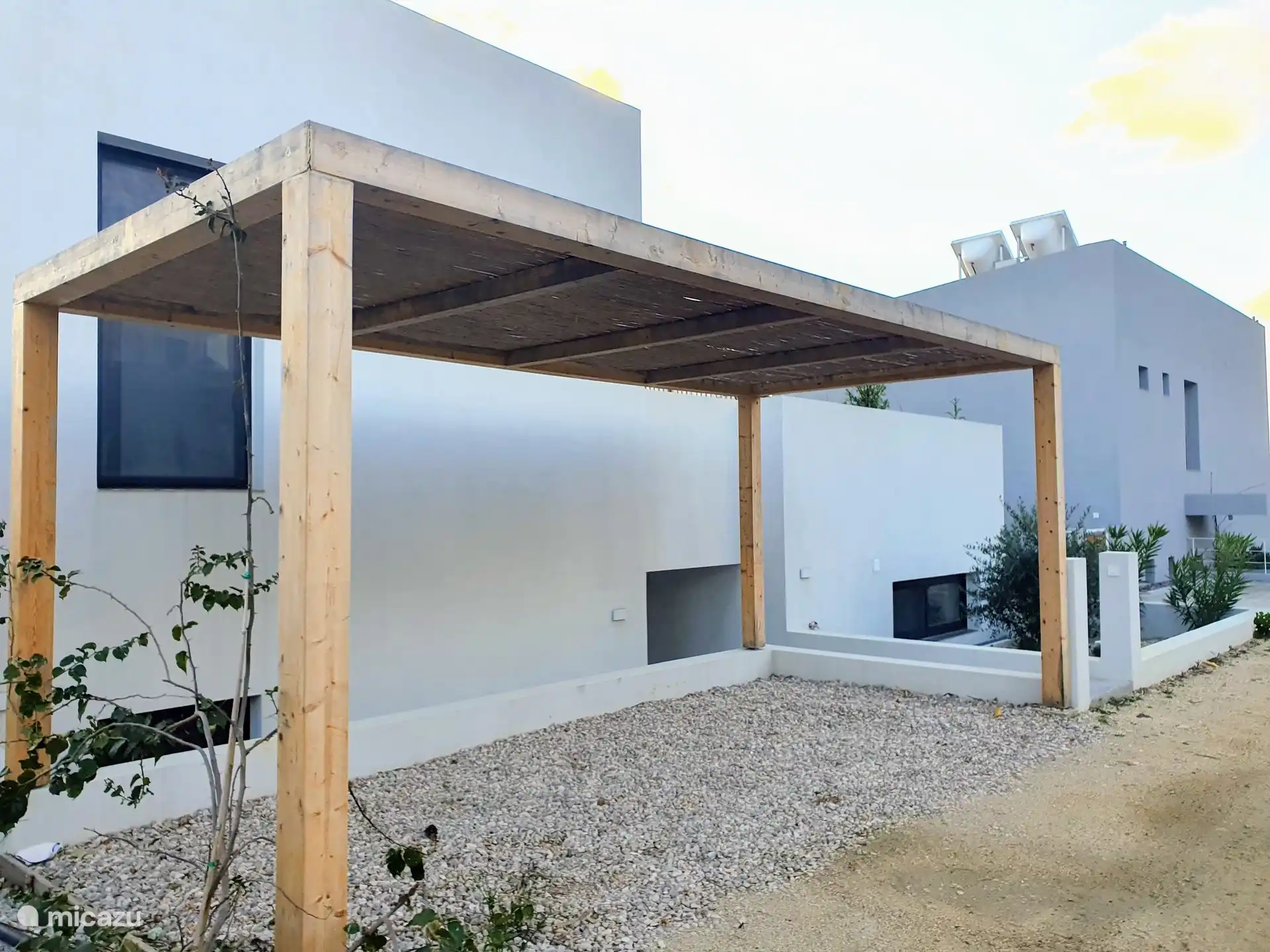 Privater Parkplatz und der Eingang zur Villa