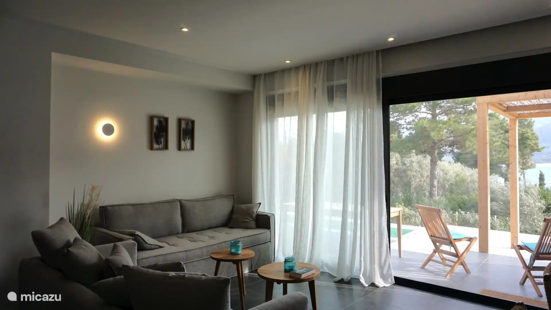 2 bequeme Sofas im Wohnzimmerbereich 