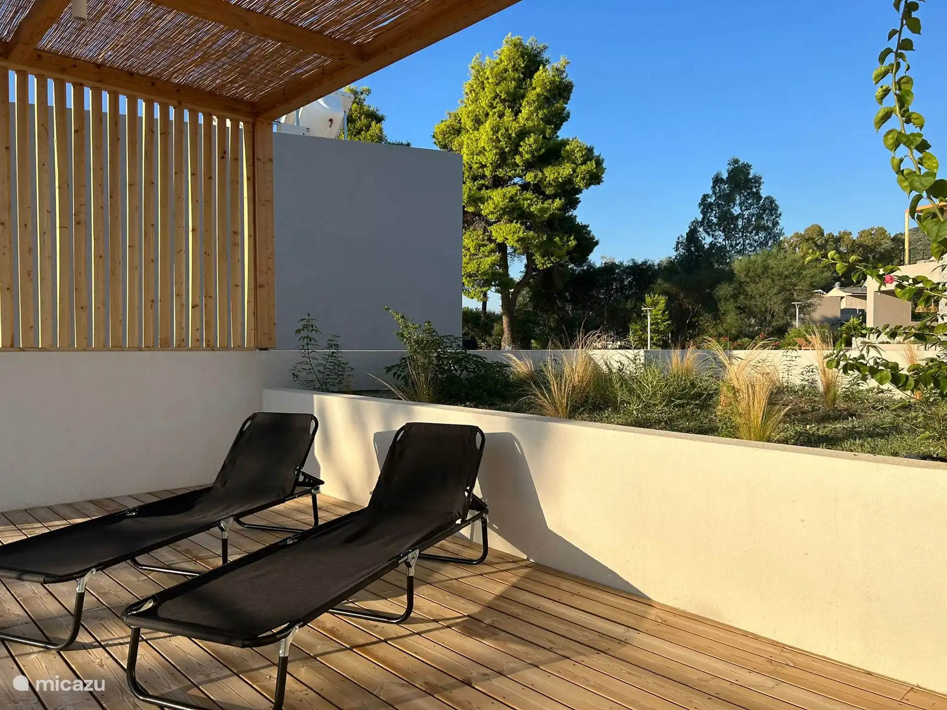 Obere Terrasse mit dem kleinen griechischen Garten