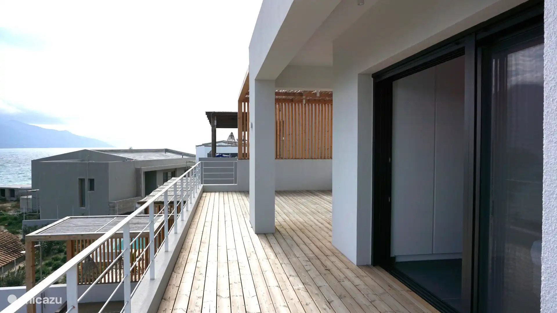 Üppige Terrasse im Obergeschoss 