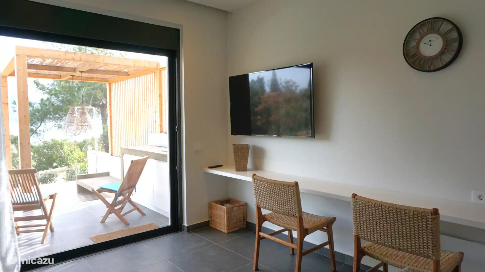 Der Smart-TV und das große Regal können in deinem Laptop funktionieren