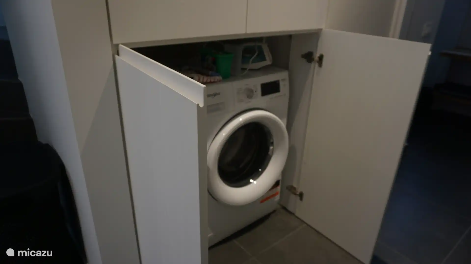 Waschmaschine und Bügeleisen. Reinigungsmittel sind erhältlich