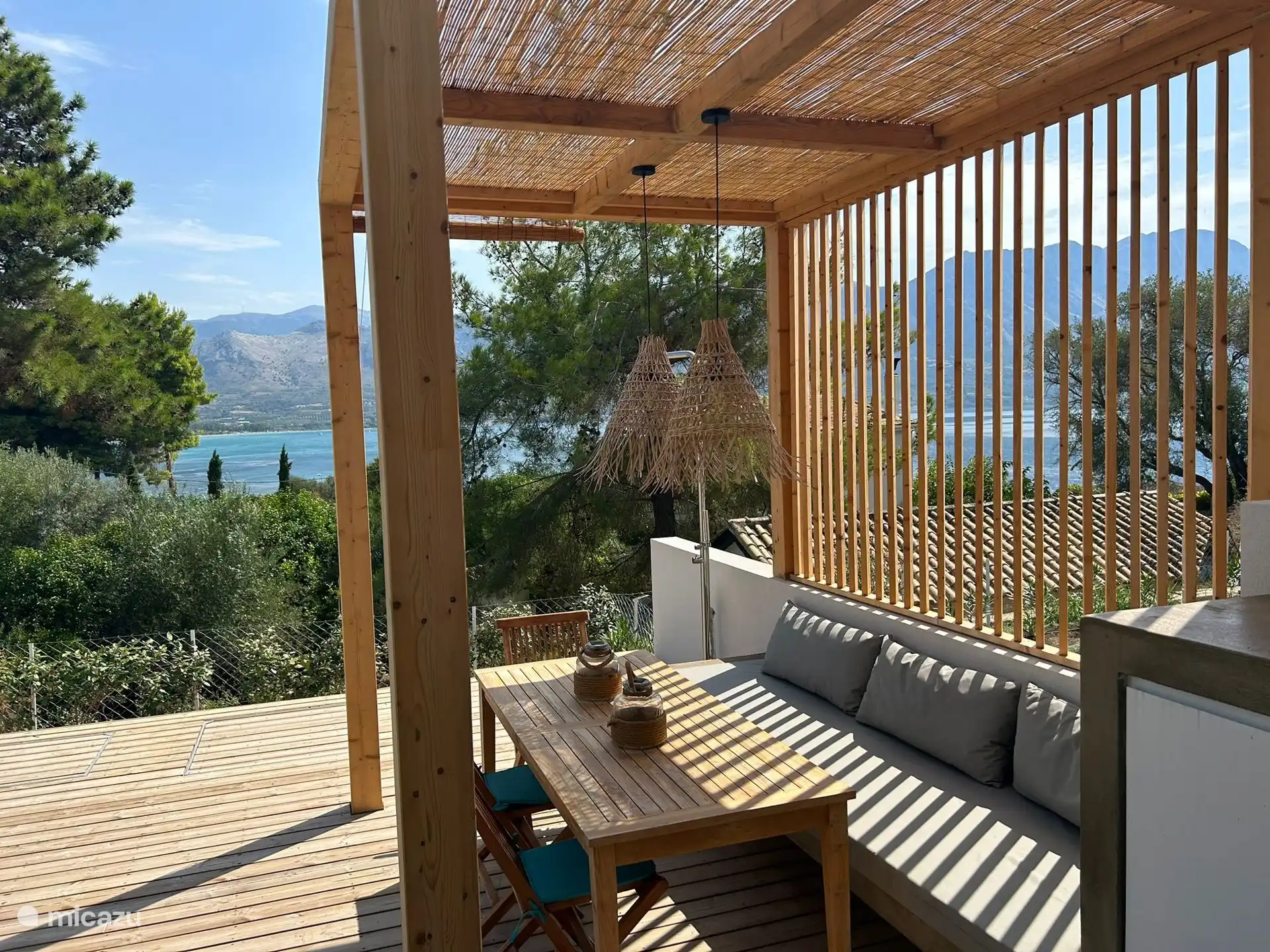 Außen-Essbereich und Außendusche