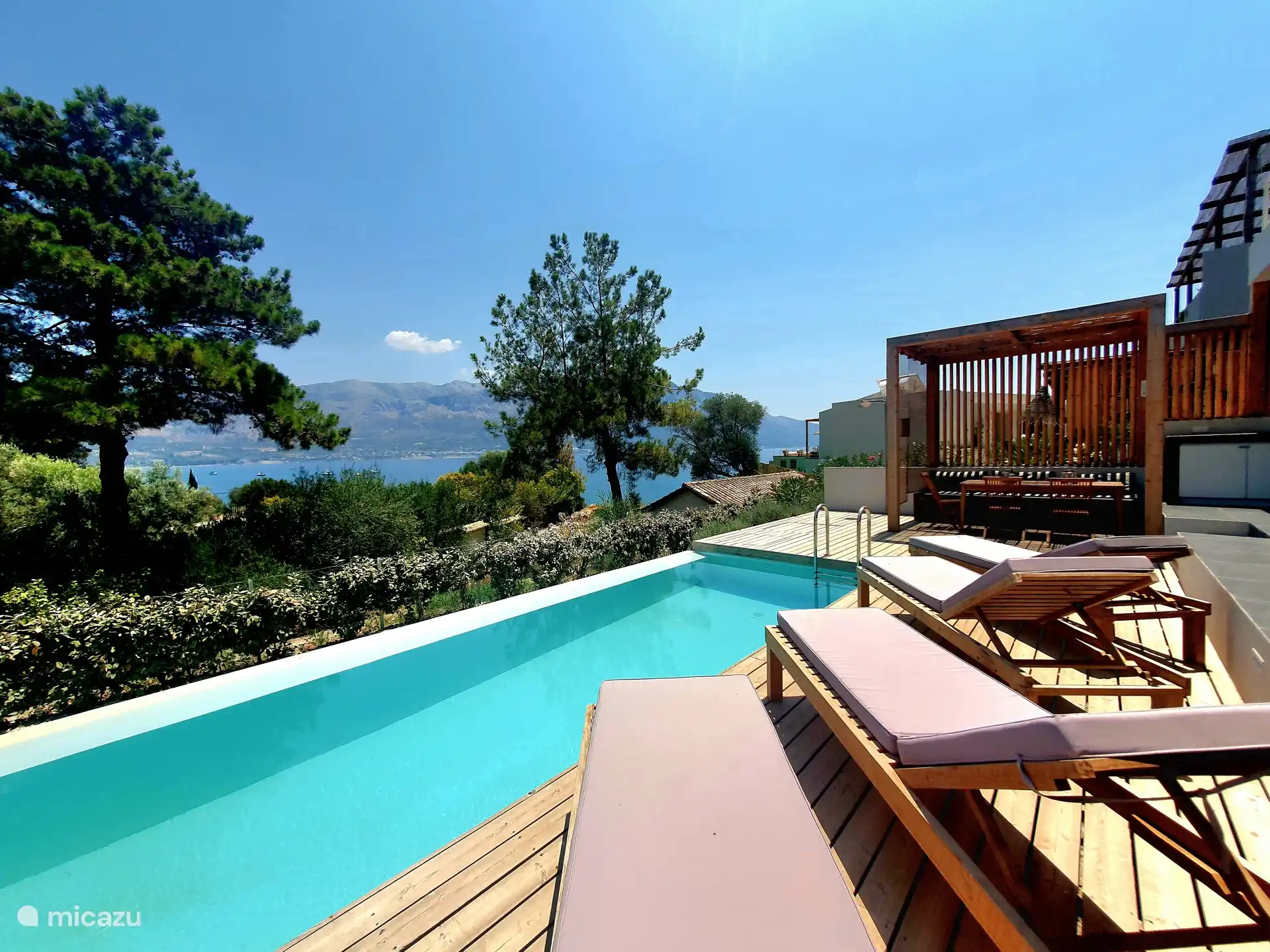 Blick vom Becken der Paleros-Bucht und der Gebirgskette. Wandern ist möglich