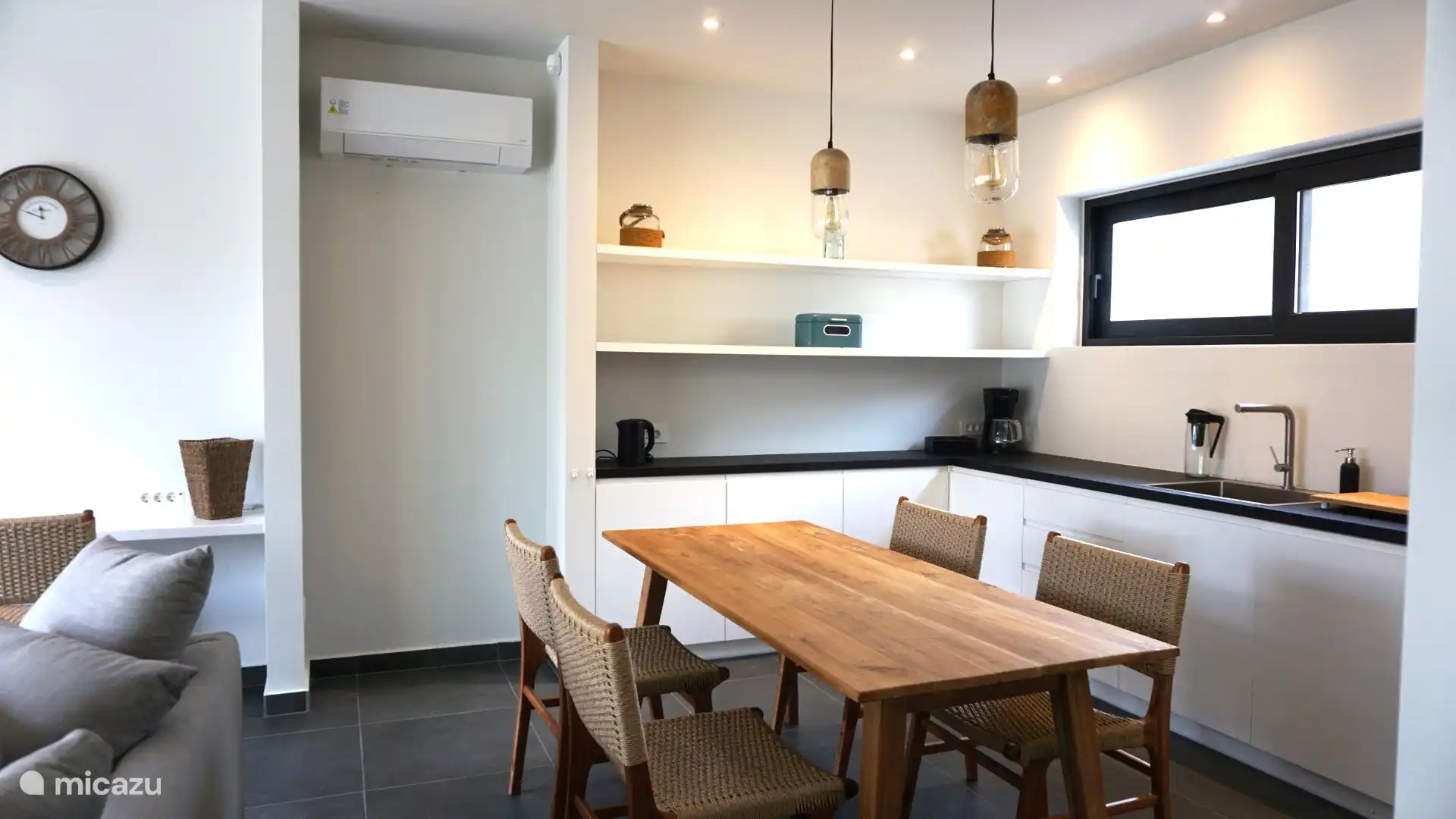 Küchenarbeitsplatte und Innenessbereich.