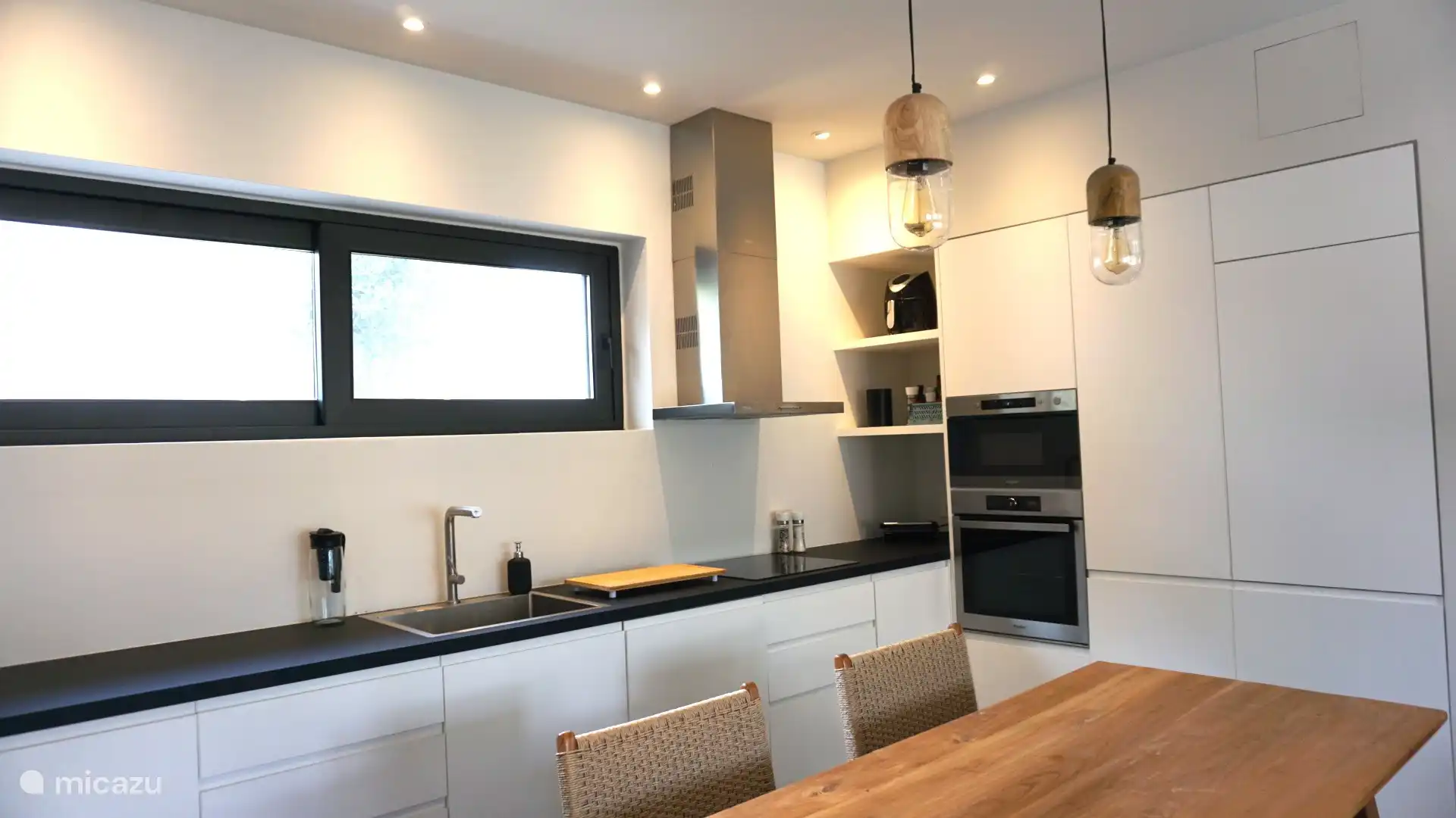 Voll ausgestattete Küche mit viel Stauraum.