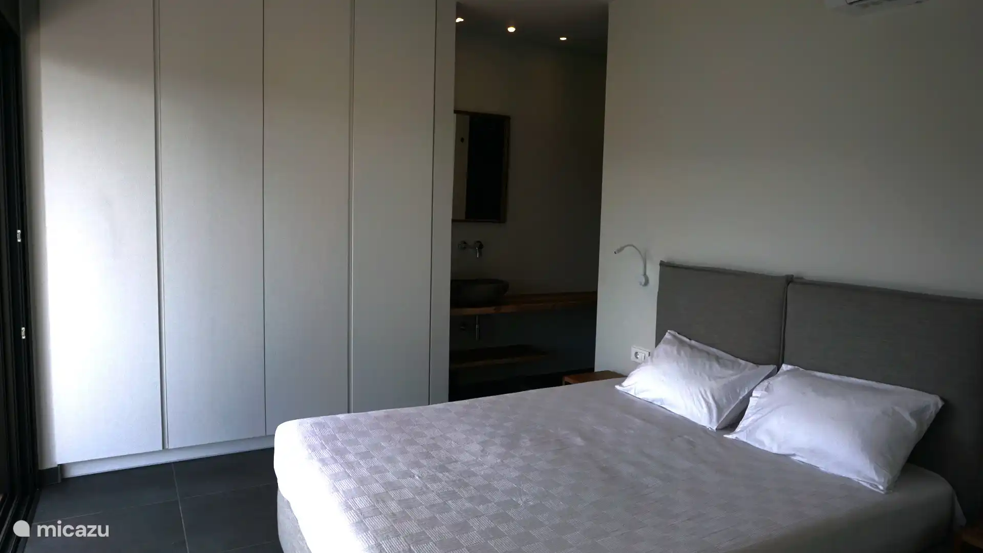 Hauptschlafzimmer mit eigener Dusche und Waschbecken, großer Kleiderschrank