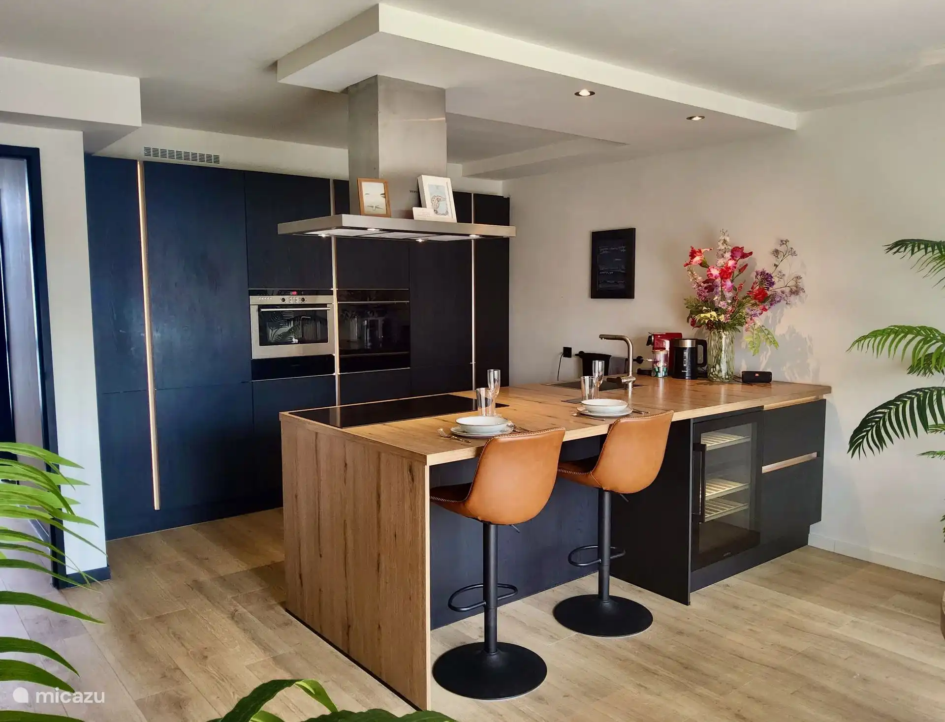 Cocina con microondas combinado, horno de vapor, cajón para calentar, lavavajillas, nevera de vino, cocina de inducción de 6 fogones, tetera, cafetera Krups, JBL y asiento