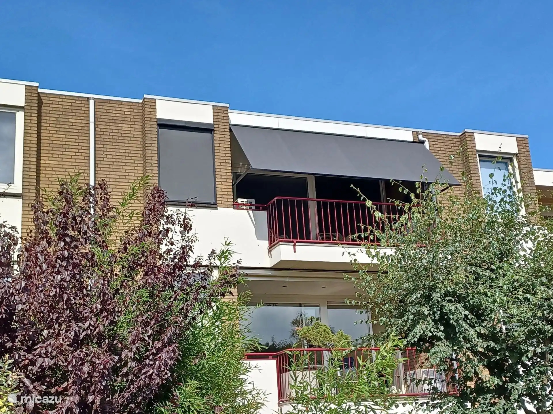 Apartamento en la segunda planta. Balcón orientado al sur, protegido del viento. Persianas automáticas para cuando hace mucho calor