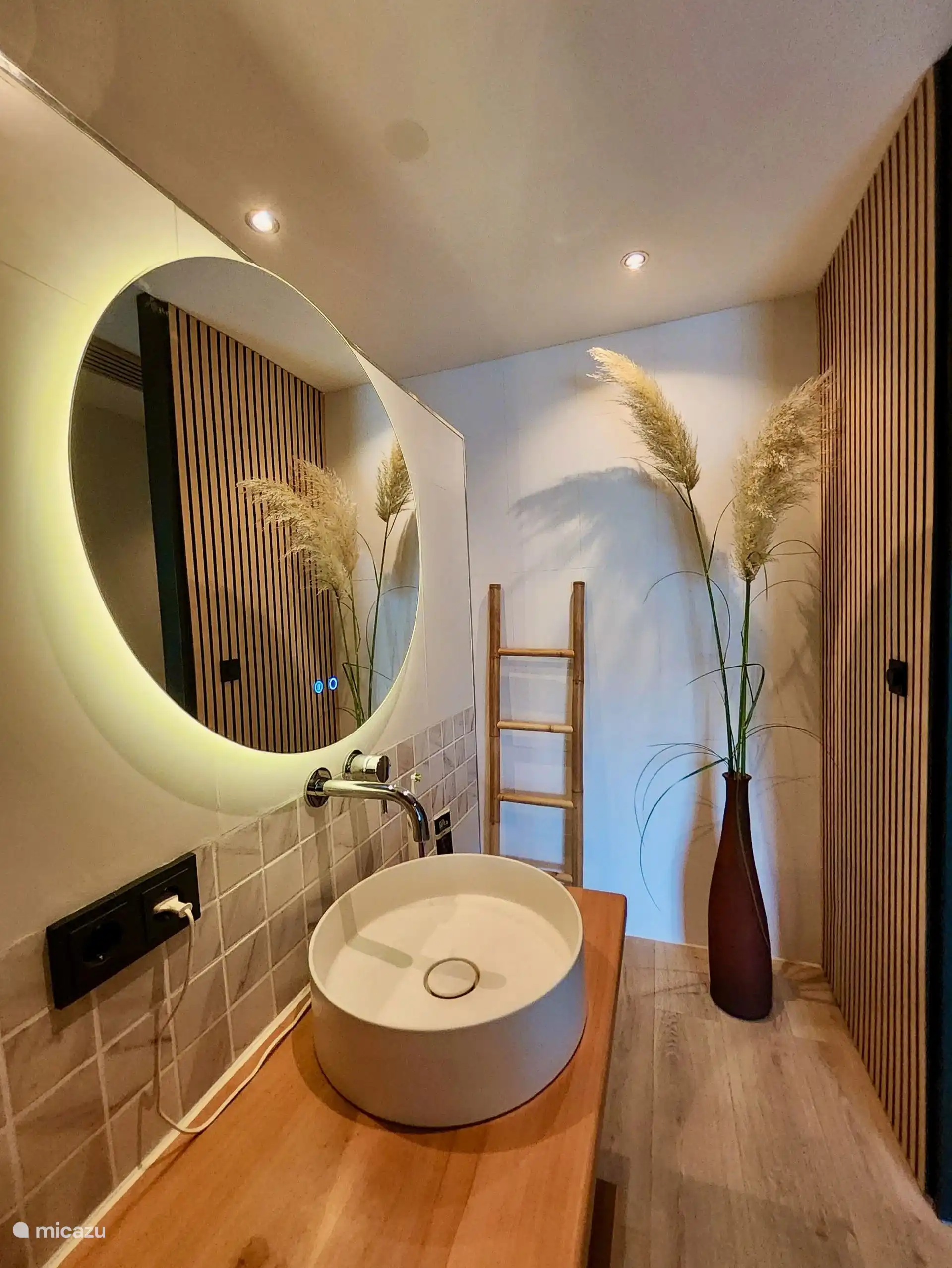 Lavabo con toallas y armario del baño