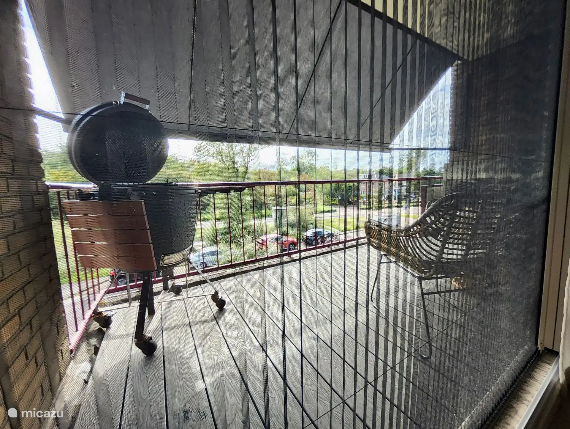Grandes puertas correderas con mosquitera hacia el balcón