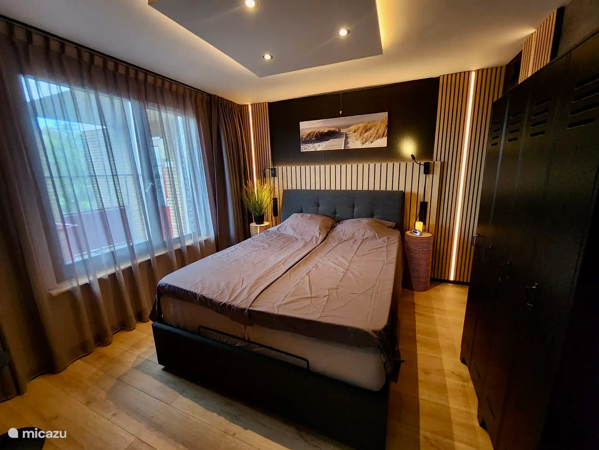 Dormitorio con armarios de taquilla y espejo de maquillaje