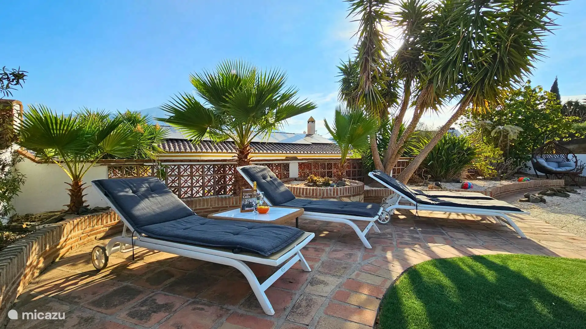 Tumbonas junto a la piscina