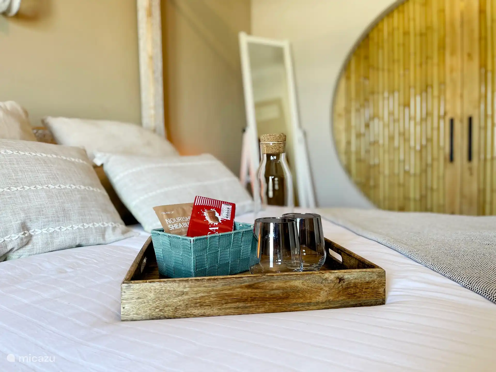 De prachtige Chinese poort geeft toegang tot de badkamer van de Asia suite.