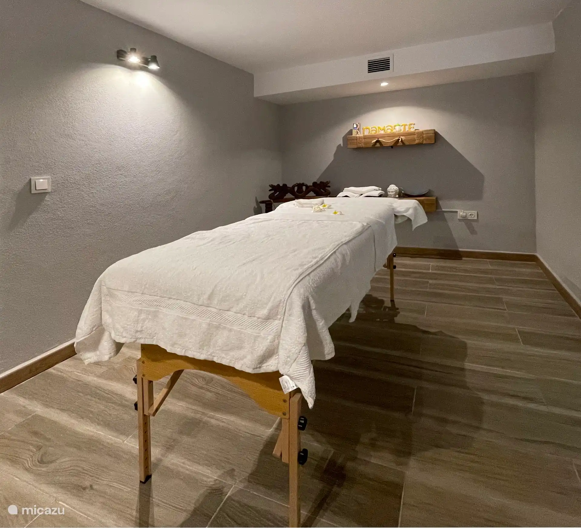 Massagekamer. De therapeut is beschikbaar in overleg voor een massage.