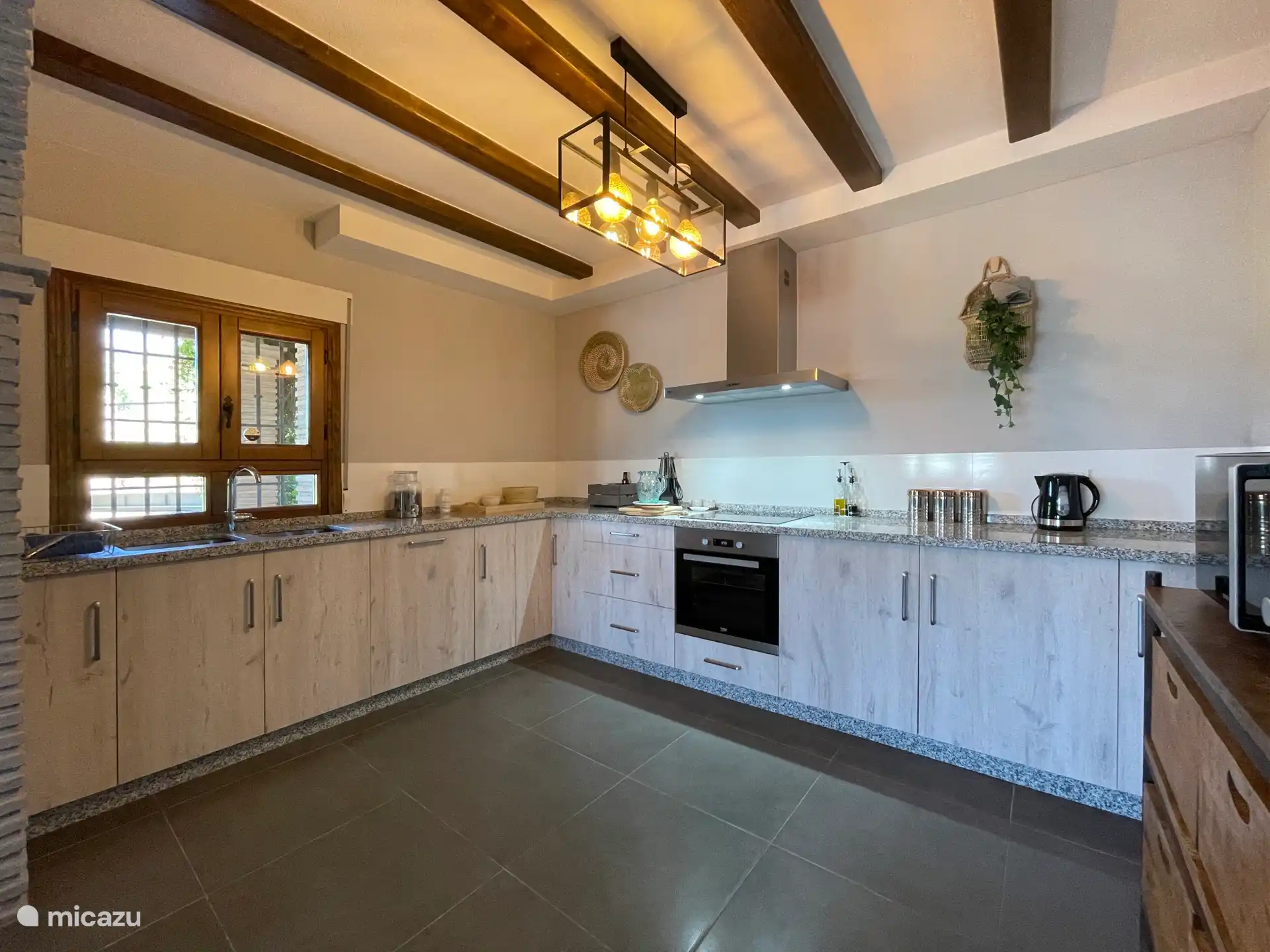 Volledig ingerichte keuken met alle benodigde apparatuur.