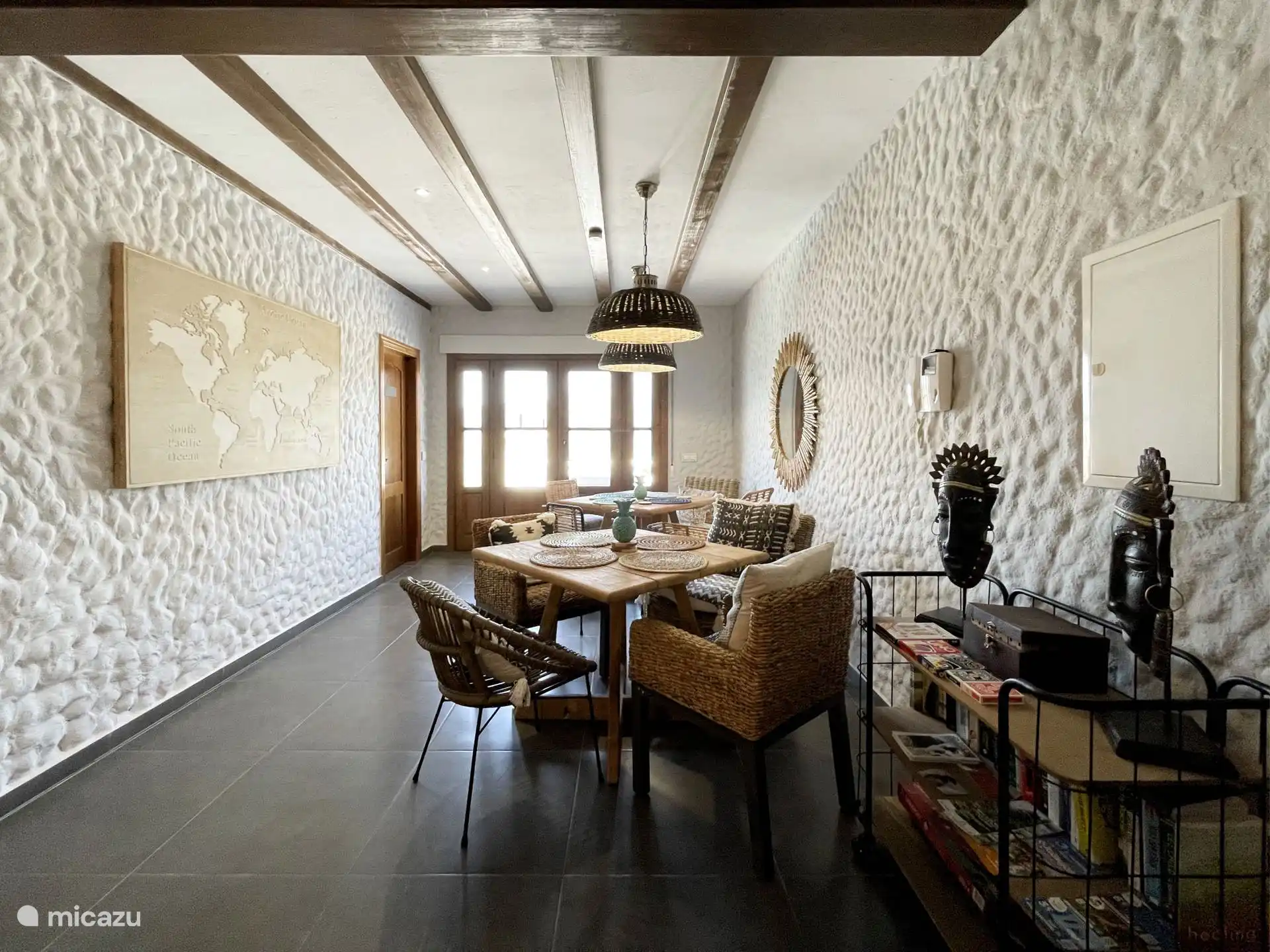 Gezellig zitgedeelte grenst aan het zwembaddek waar ook nog een eetgedeelte is. Via de deur te bereiken.