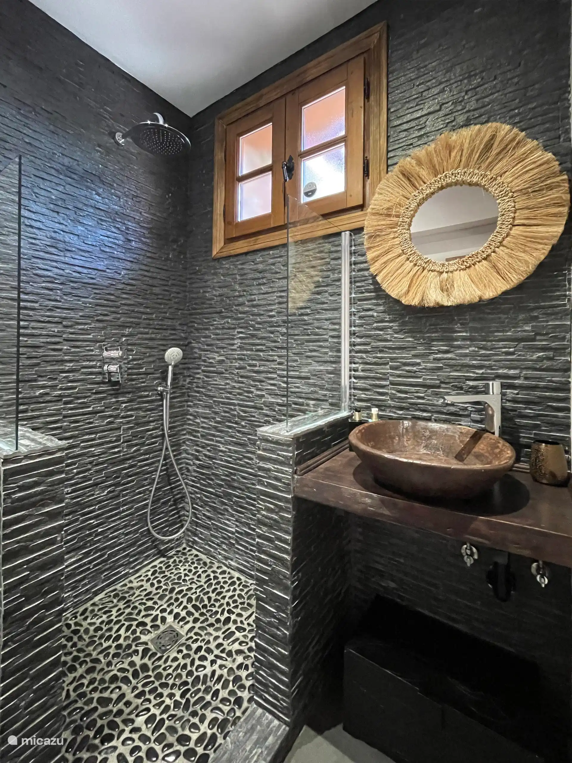 Africa suite badkamer.
 met (regen)douche, wasbak en toilet.