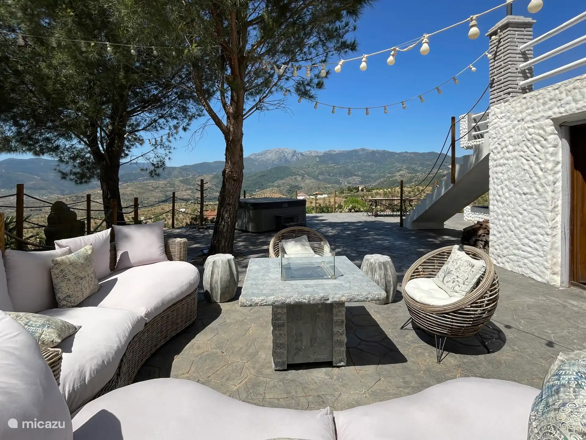 Relaxte lounche plek met sfeerhaard. 