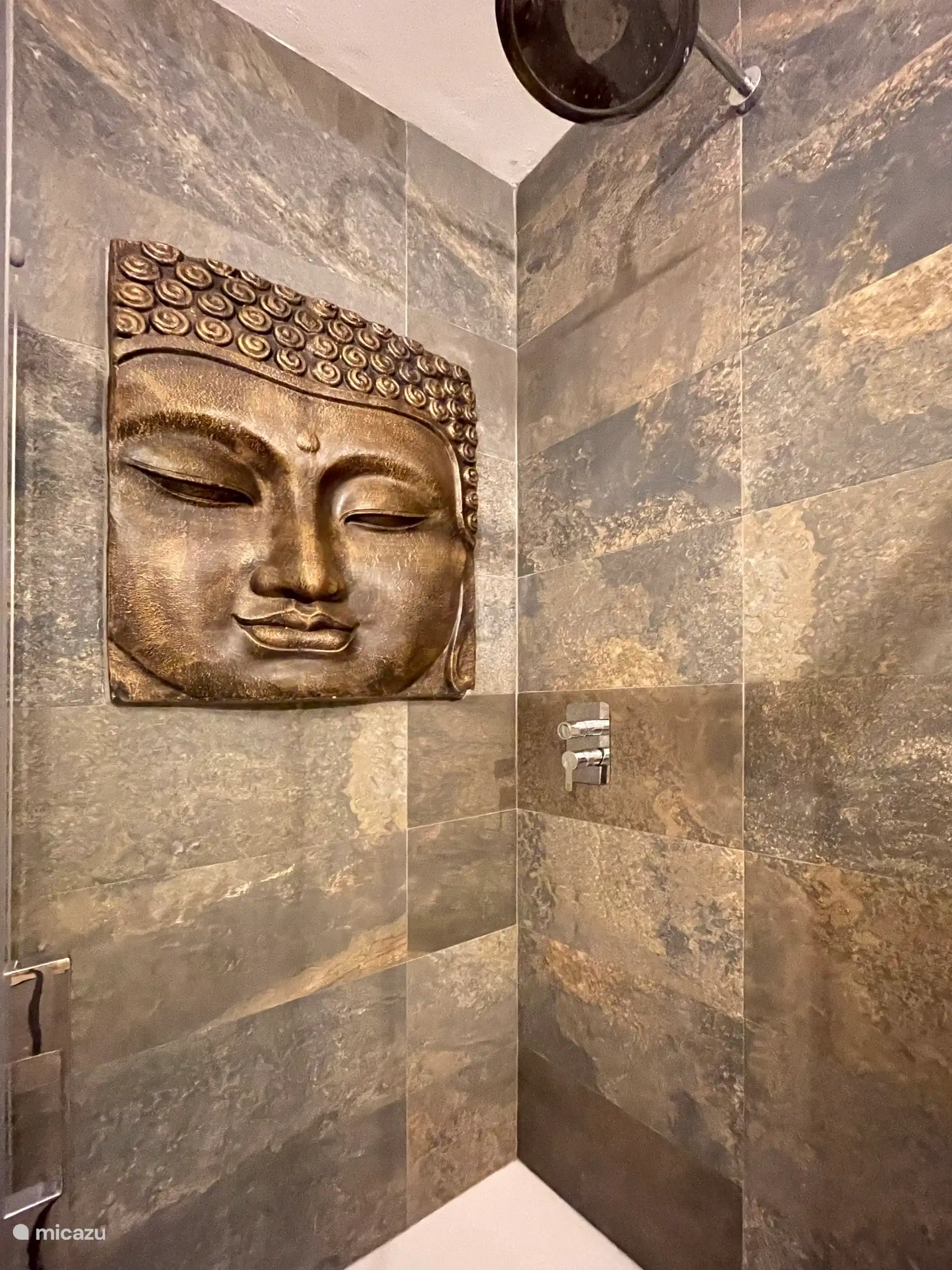 Asia bakamer met wirlpool en separate douche.