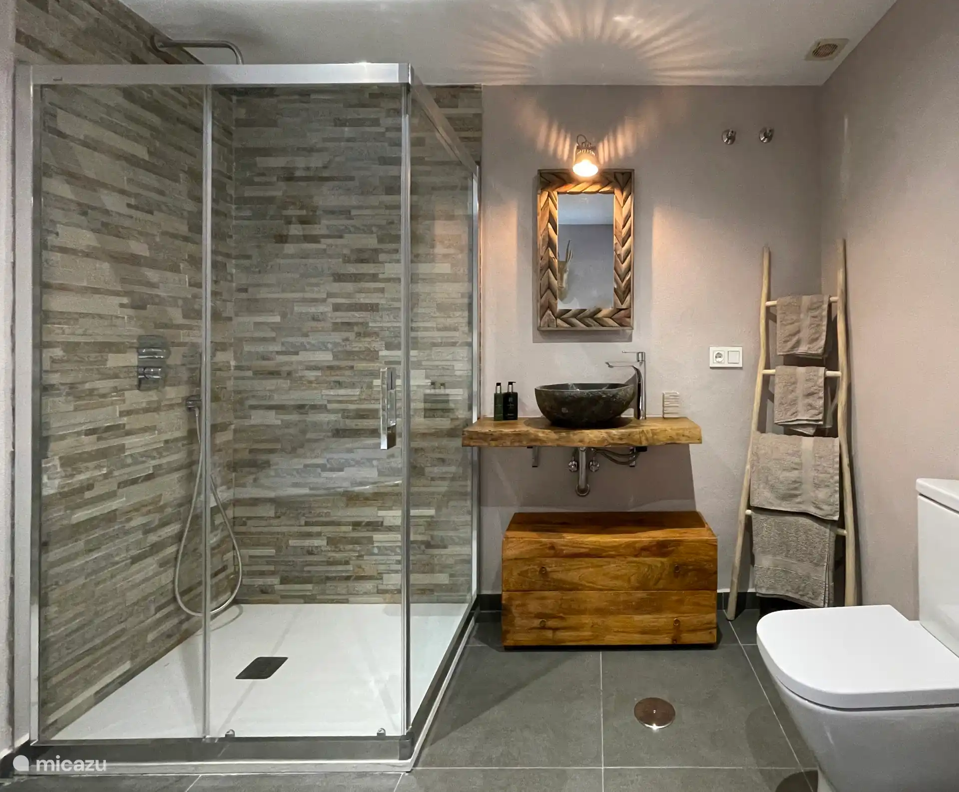 Arizona badkamer met wirlpool en separate douche.