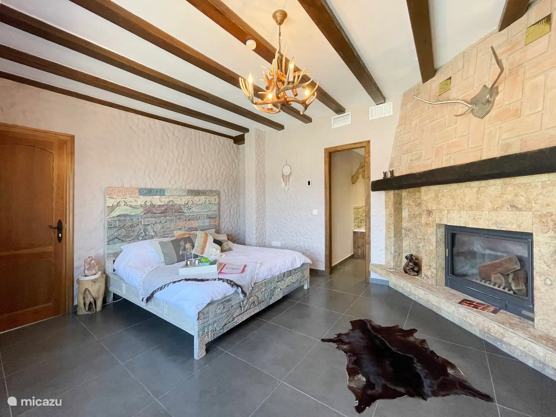 Arizona suite met aangrenzende badkamer. Prachtige haard die een decoratieve functie heeft.