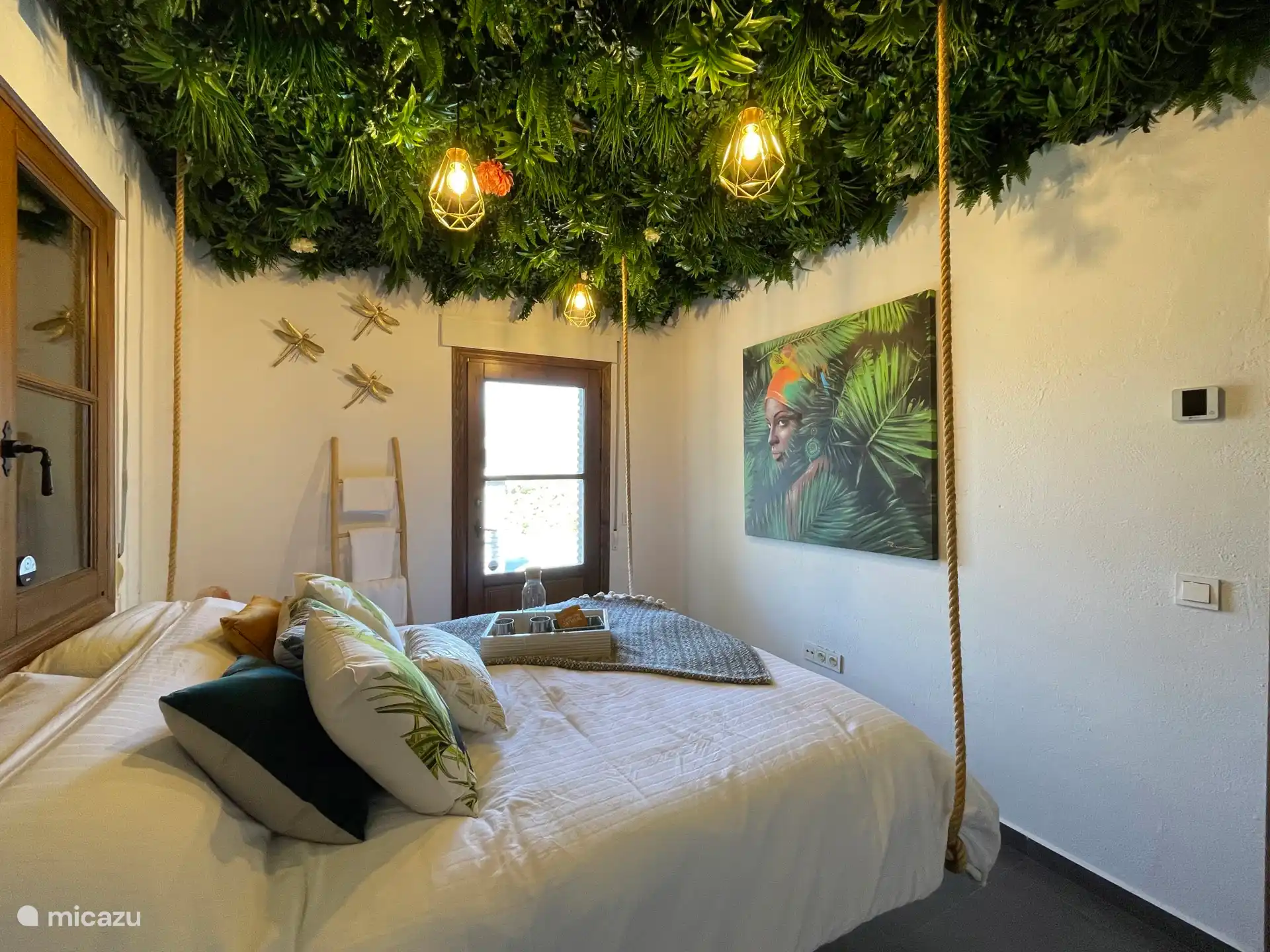 Rainforest suite met uniek tropisch plafond. Grenst aan het zwembaddek met uitzicht op de bergen. Eigen badkamer op de gang.