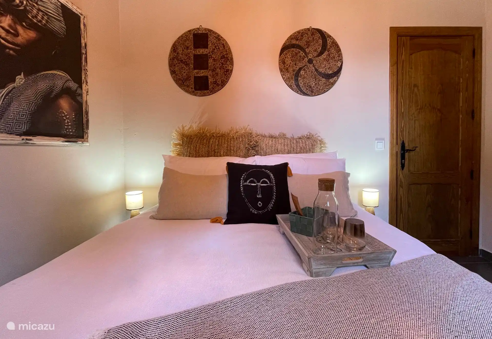 Africa suite met twee persoons-/of twee eenpersoons bedden en een aangrenzende badkamer. Je waant je in donker Afrika.