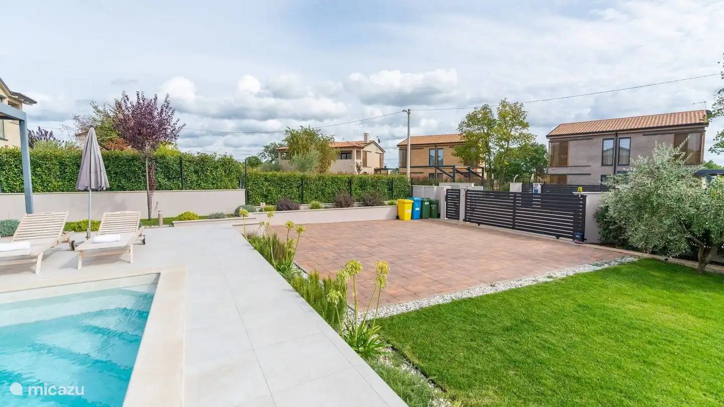 Entrada y plazas de aparcamiento