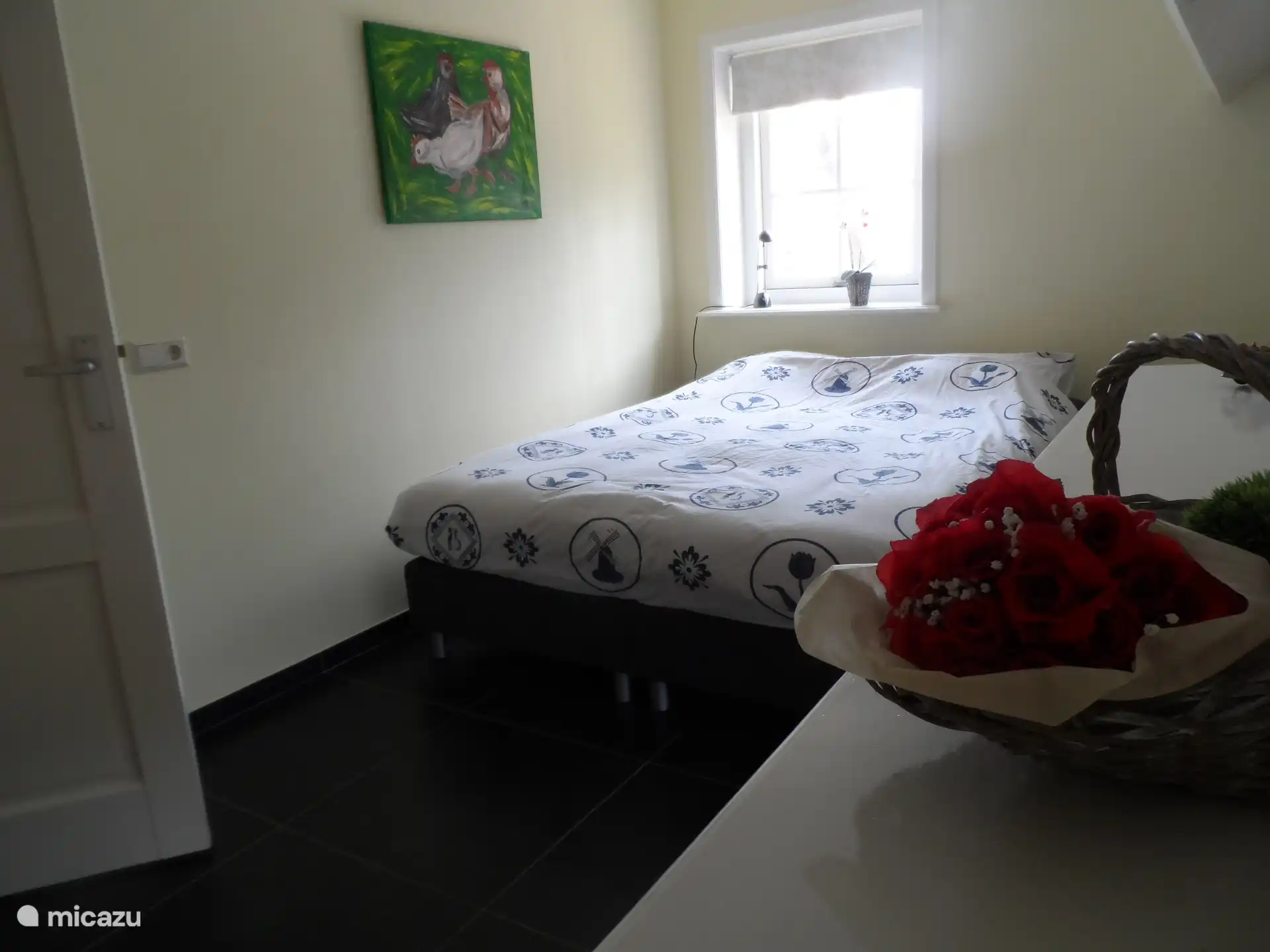 slaapkamer met 2 persoonsbed en opbergkasten