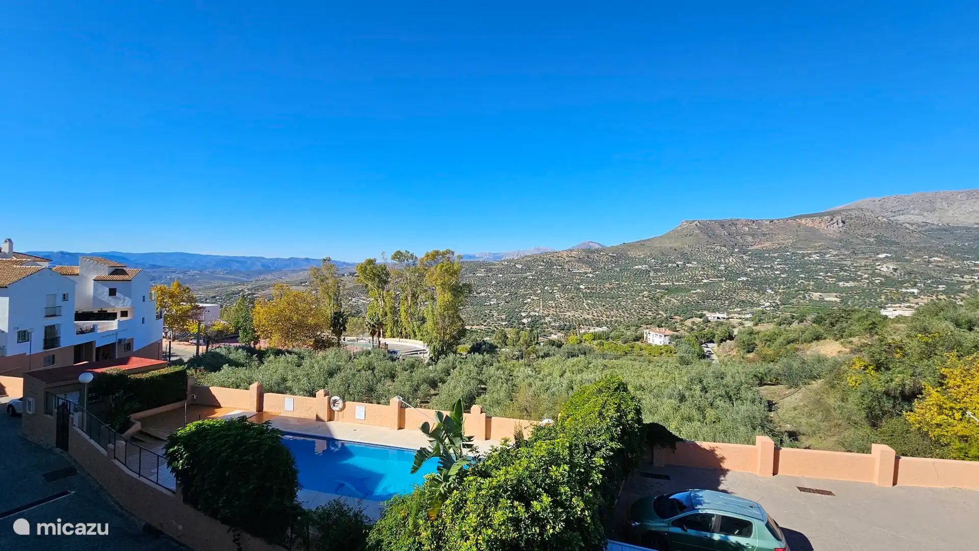 Piscinas y vistas a la montaña
