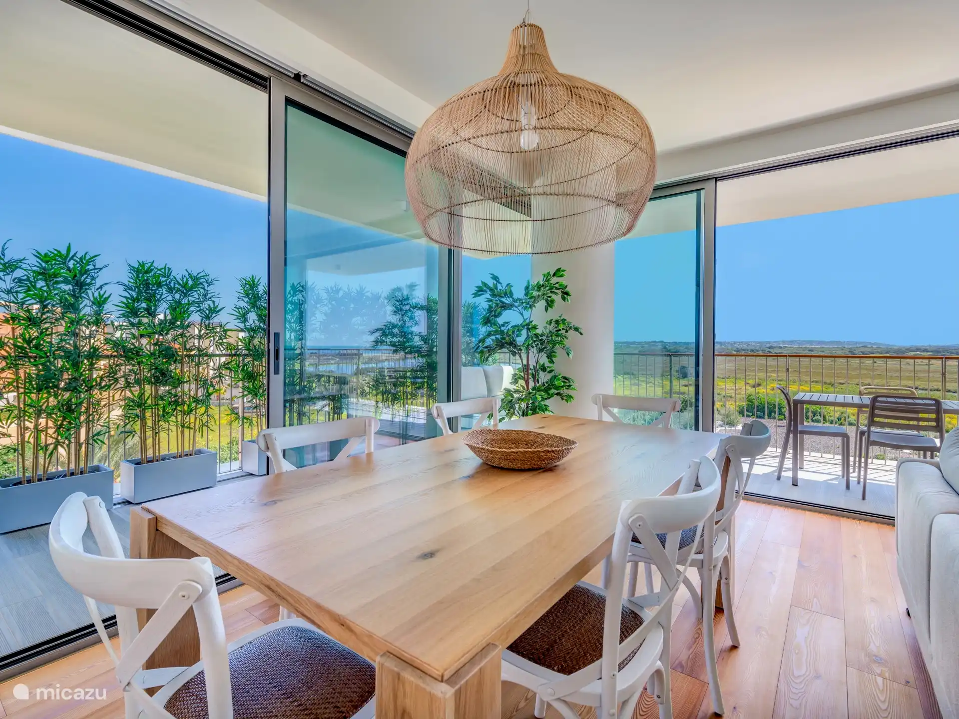 eettafel, met 6 zitplaatsen