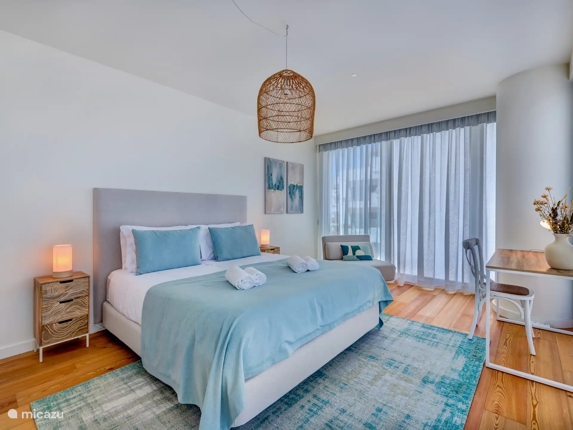 Master Suite, kingsize bed, bureau