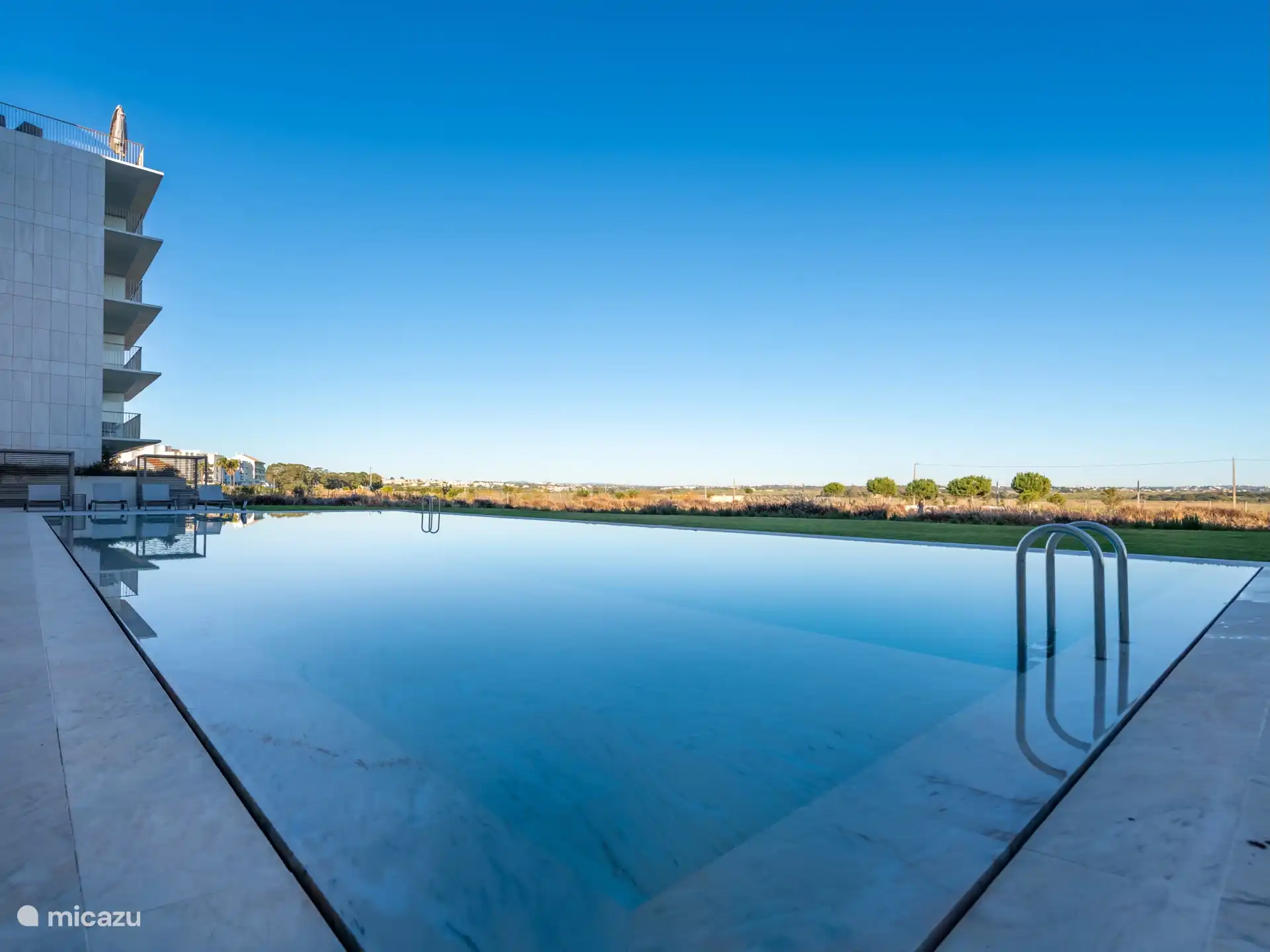 Buitenzwembad, uitzicht