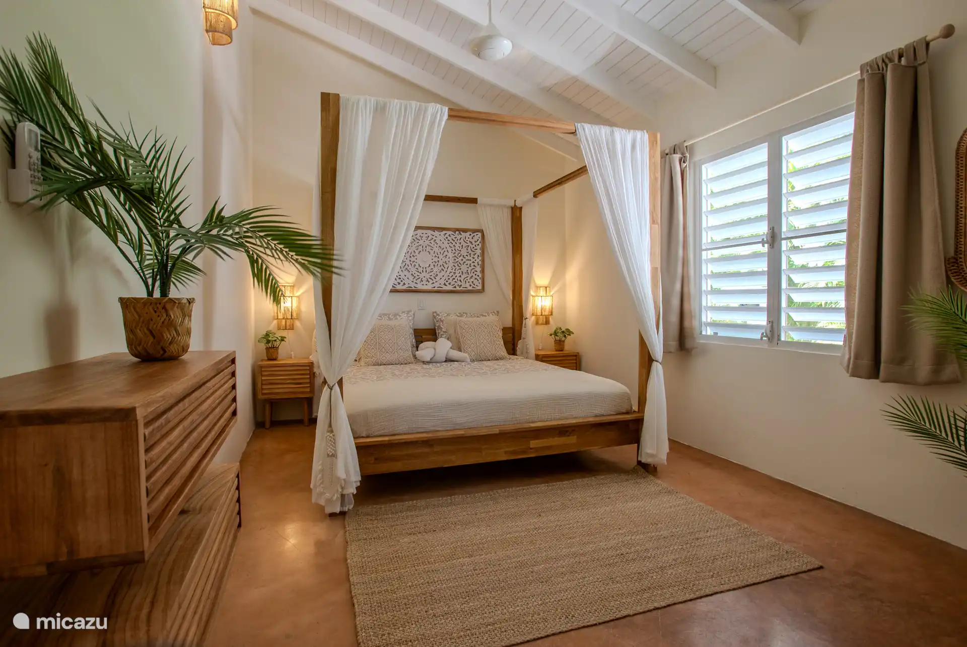 Dormitorio principal: Cama grande con dosel de 180 cm para una noche romántica de sueño.
Para la refrigeración nocturna, puedes elegir entre aire acondicionado y un ventilador de techo en esta habitación.