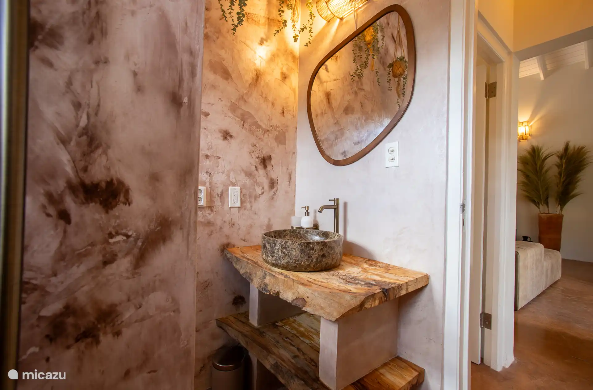 Lavabo de piedra natural en el baño 2