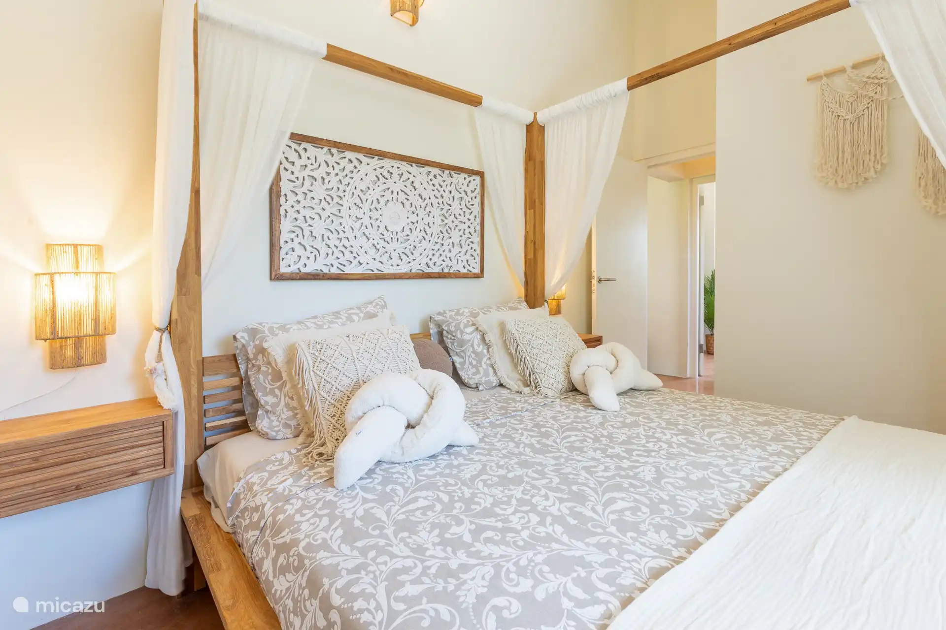 Dormitorio 3: Gran cama con dosel de 180 cm para dormir cómodamente