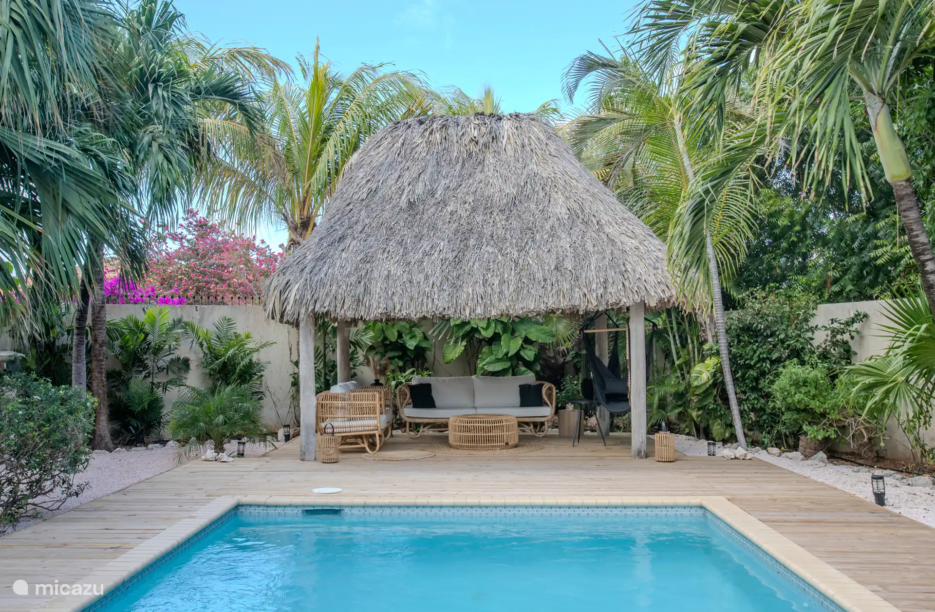 La palapa donde puedes relajarte en el salón o columpiarte en dos sillones colgantes