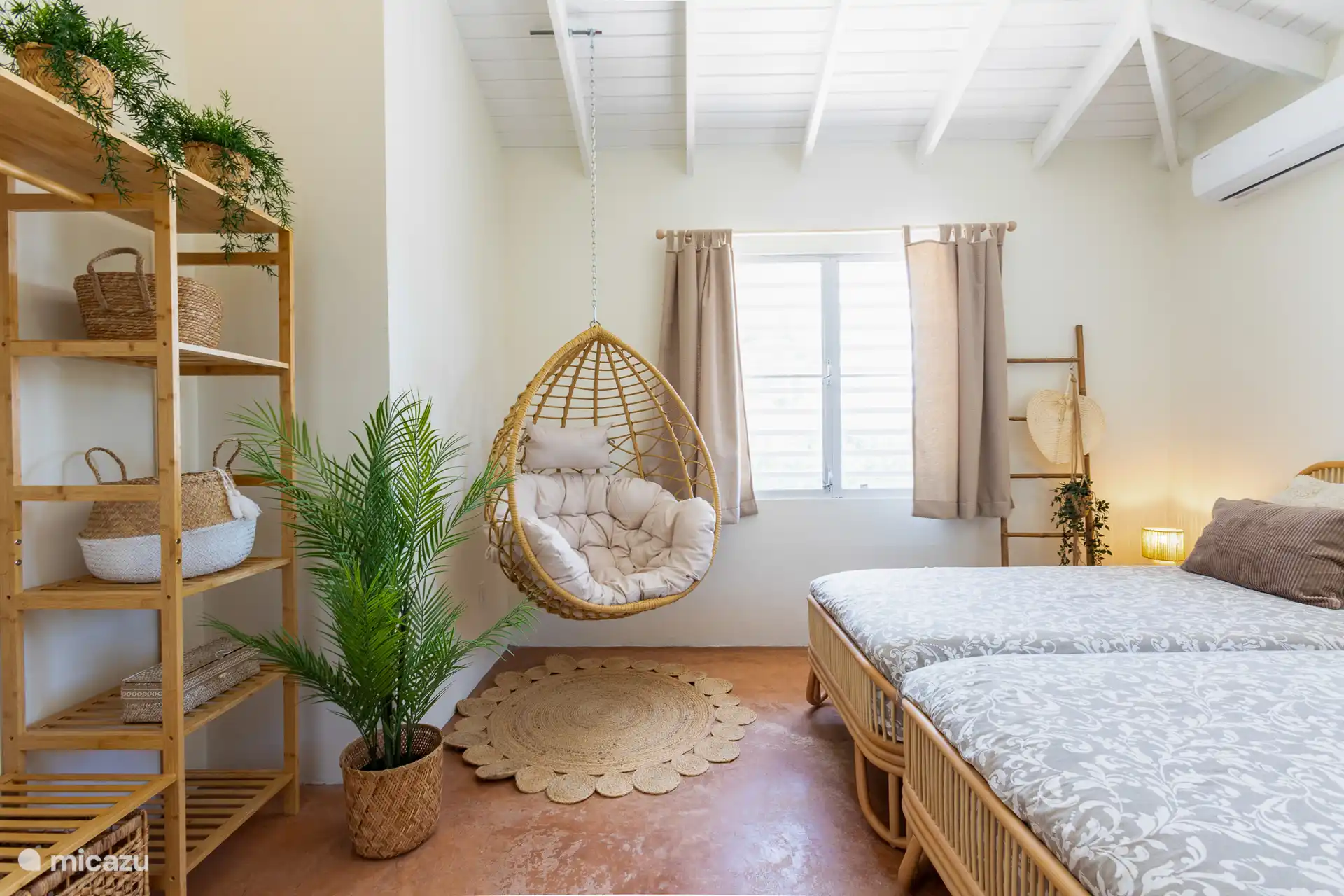 Silla colgante de ratán para relajarse y un gran armario de almacenamiento para toda la ropa