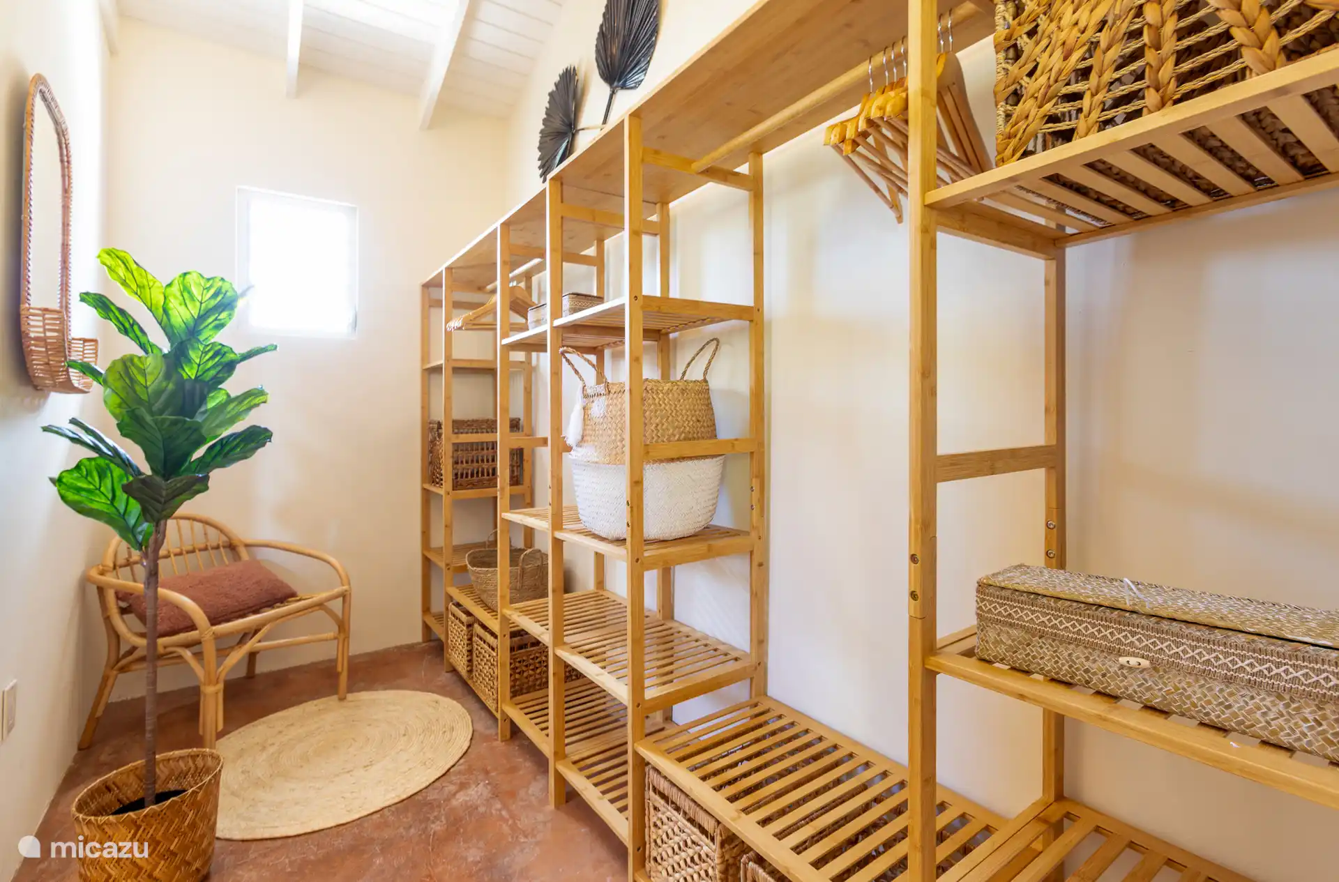 Vestidor en suite que pertenece al dormitorio principal