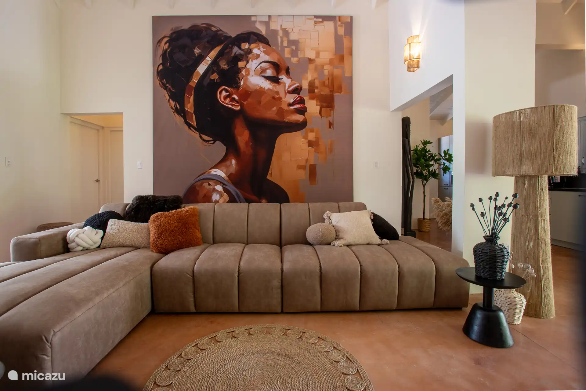 El salón con un sofá grande y cómodo