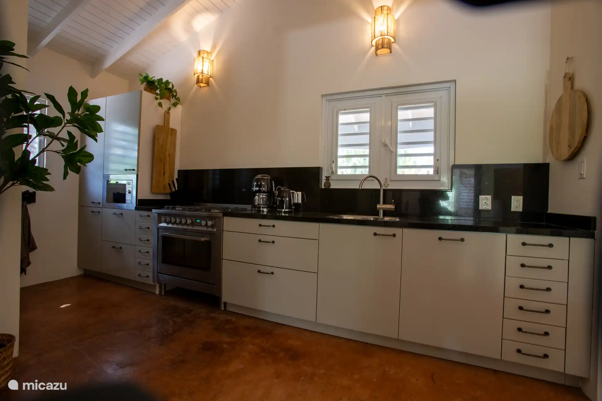 La cocina está totalmente equipada, por supuesto, con también cafetera, tetera, batidora y muchos más electrodomésticos para que puedas preparar todo lo que quieras