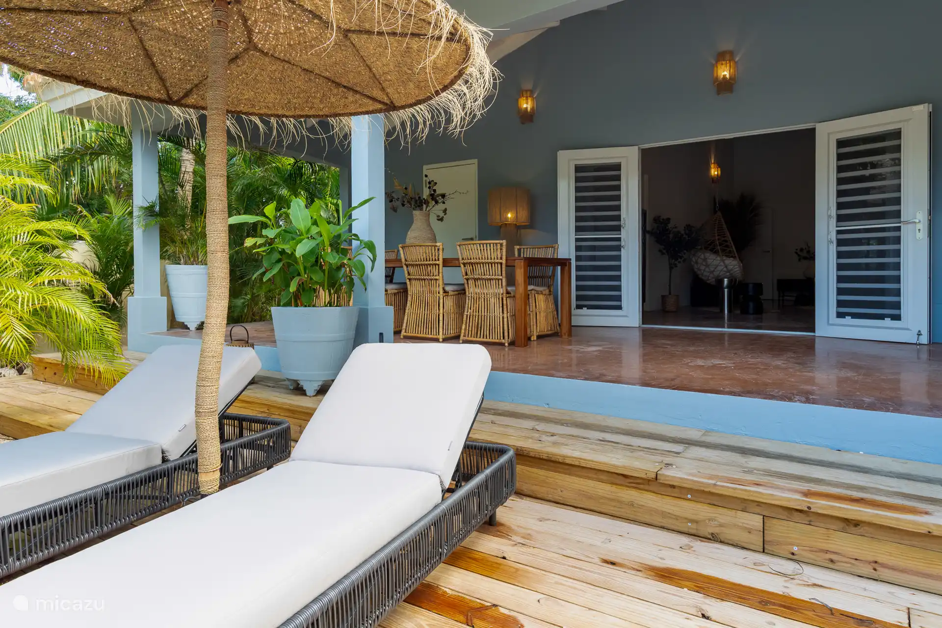 Visión general de la zona del porche donde se encuentra la mesa del comedor