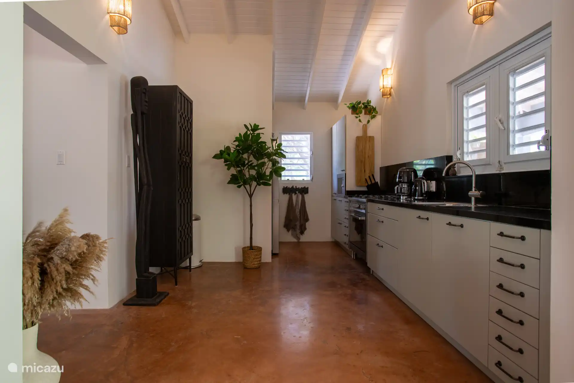 La cocina está completamente equipada con lavavajillas, gran nevera americana con máquina de hielo, cocina de gas de 5 quemadores con horno, microondas, etc.